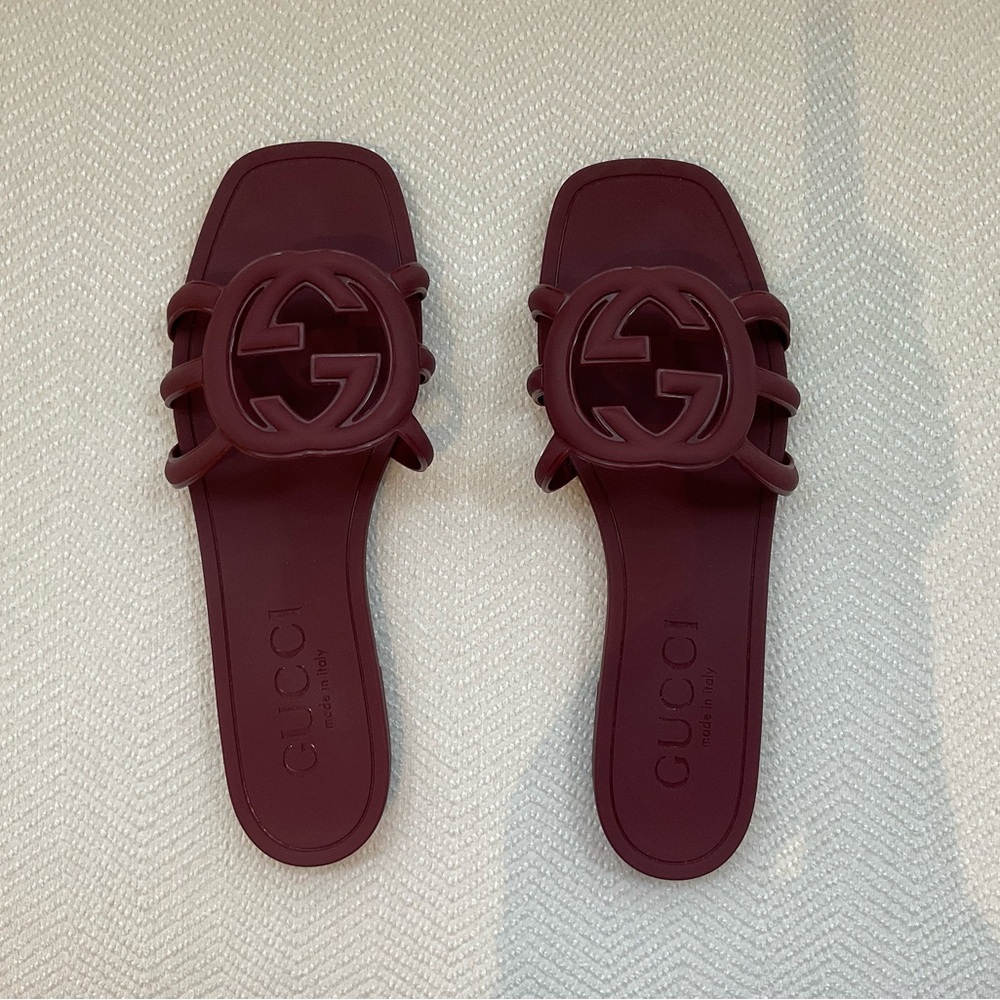 Sz 40 Gucci interlocking G rubber slide sandal in color Rosso Áncora